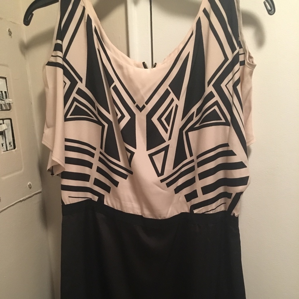 Cold shoulder dress black and creme!